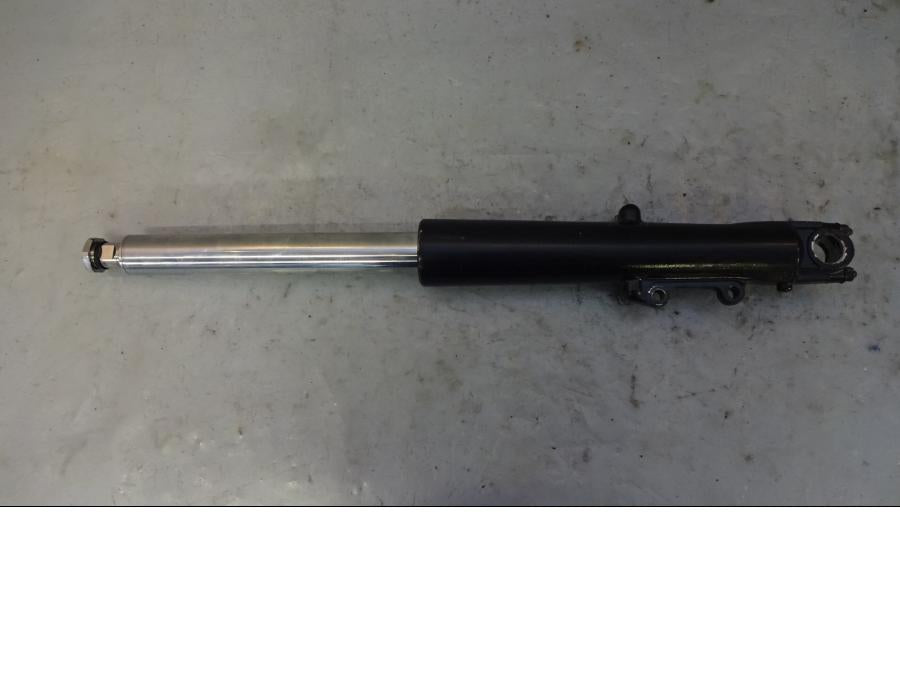 Framsidan på Gaffelben från en H-D Touring Road King Custom FLHRSI -2004 motorcykel.