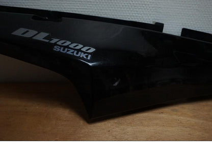 Baksidan på Sidopanel från en Suzuki DL 1000 -2006 motorcykel.