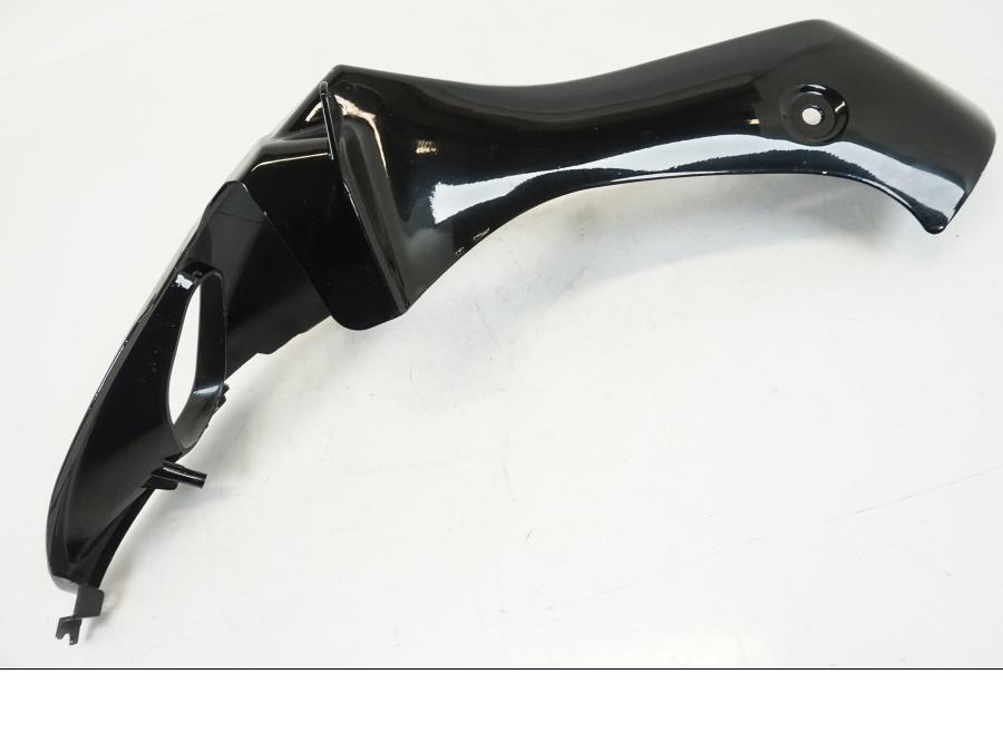 Snett nerifrån på Luftintag från en Suzuki GSX-R 1000 -2005 motorcykel.