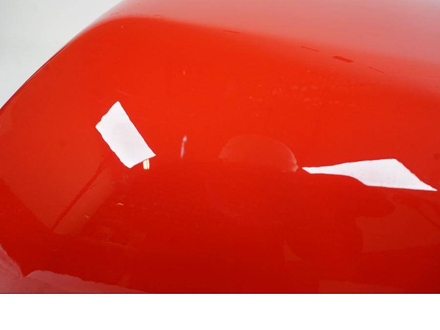 Snett nerifrån på Topboxlock från en BMW K 1200 RS -2018 motorcykel.