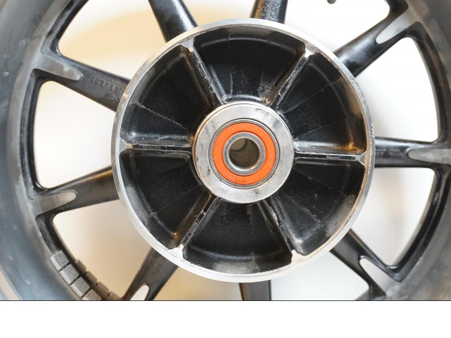 Baksidan på Fälg från en Kawasaki VN 1700 Classic Tourer -2009 motorcykel.