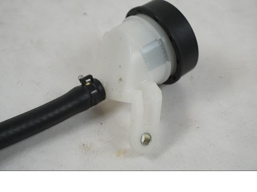 Snett uppifrån på Bromsvätskebehållare från en BMW R 1250 GS -2021 motorcykel.