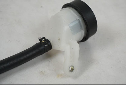 Snett uppifrån på Bromsvätskebehållare från en BMW R 1250 GS -2021 motorcykel.