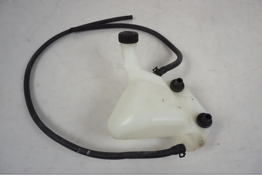 Framsidan på Vattenexpansionskärl från en KTM 390 Adventure -2021 motorcykel.