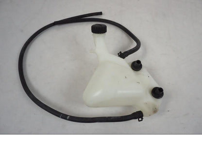 Framsidan på Vattenexpansionskärl från en KTM 390 Adventure -2021 motorcykel.