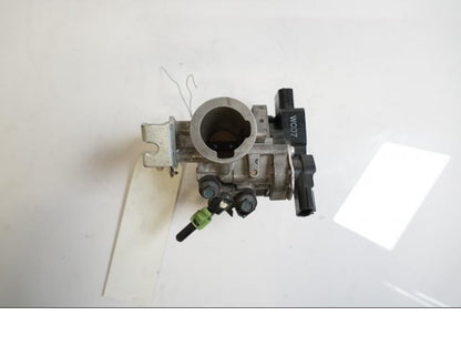 Framsidan på Spjällhus från en Honda ANF 125 -2008 motorcykel.