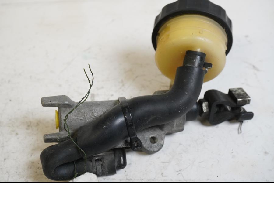 Framsidan på Bromshuvudcylinder från en Honda CBR 600 -1998 motorcykel.