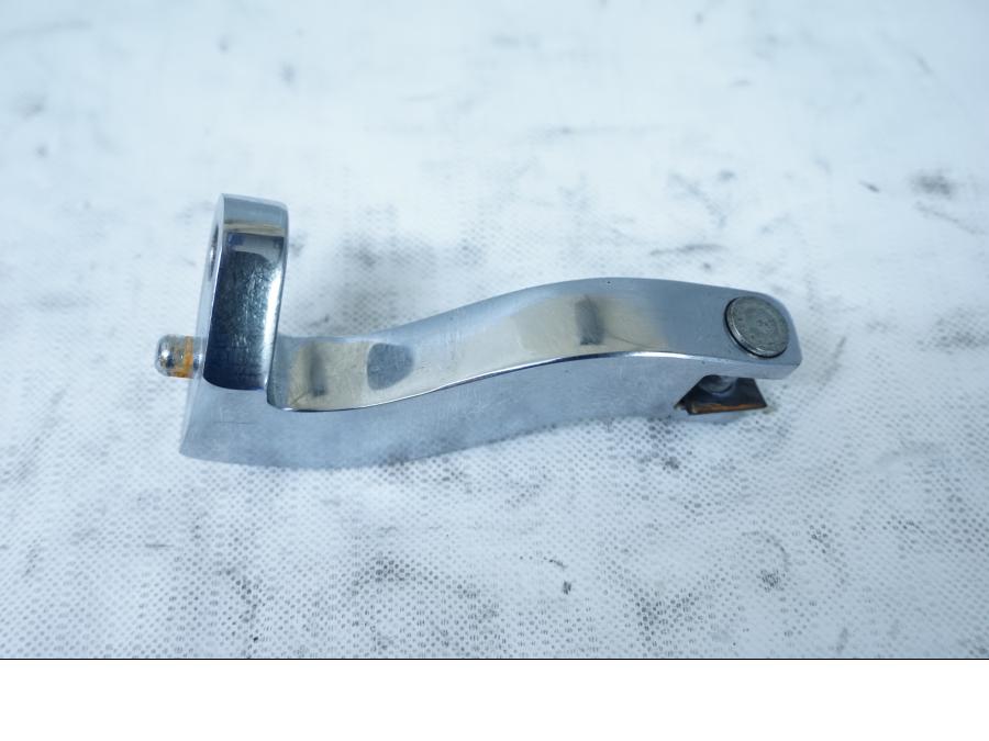 Baksidan på Fotpinnefäste från en H-D Street Glide FLHX -2009 motorcykel.