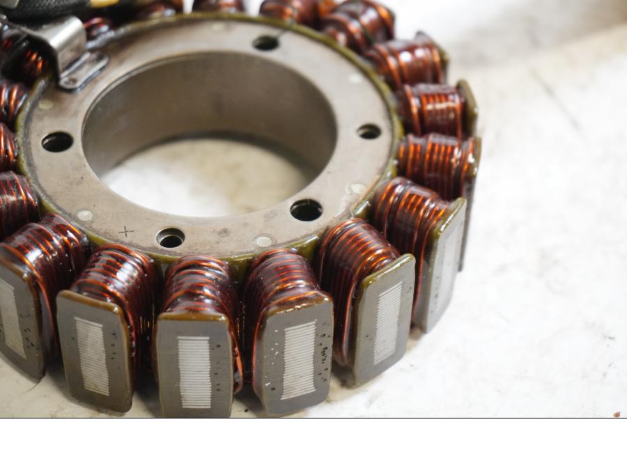 Baksidan på Generator från en Honda VTR 1000 F -2001 motorcykel.