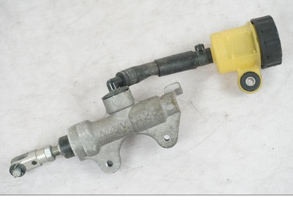 Framsidan på <p>Bromshuvudcylinder bak från Yamaha YZF R6 2008.</p>

<p>Ink behållare.</p> motorcykel.