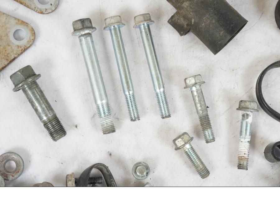 Vänster sida på Skruv / Mutter etc från en Kawasaki KL 650A -1987 motorcykel.