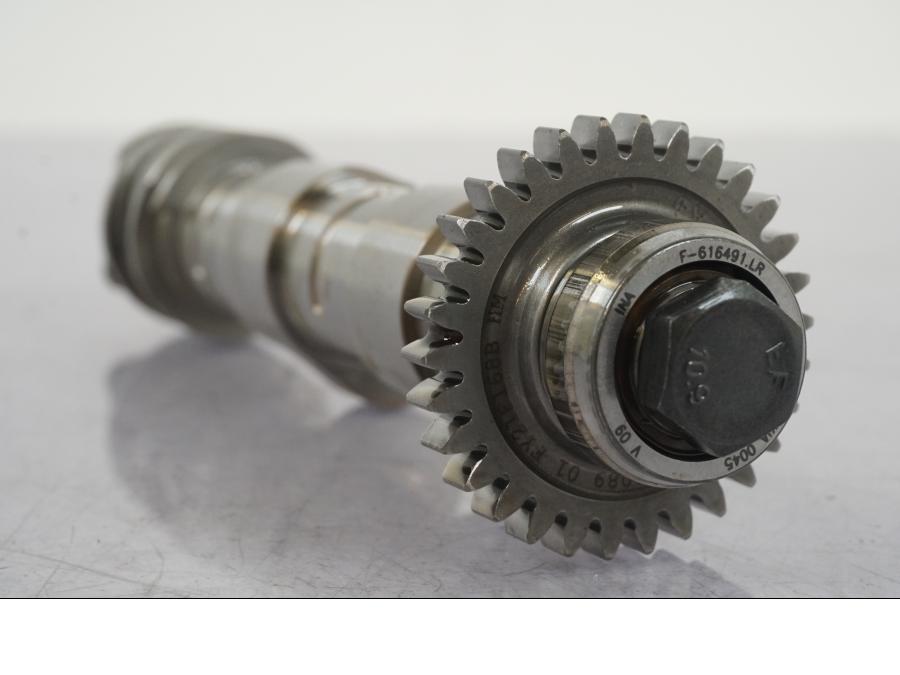 Baksidan på Kamaxel från en BMW R 1250 GS -2023 motorcykel.