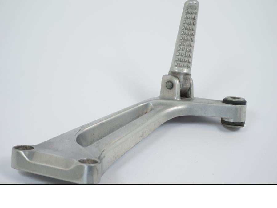 Höger sida på Fotpinnefäste från en Honda VTR 1000 F -1999 motorcykel.