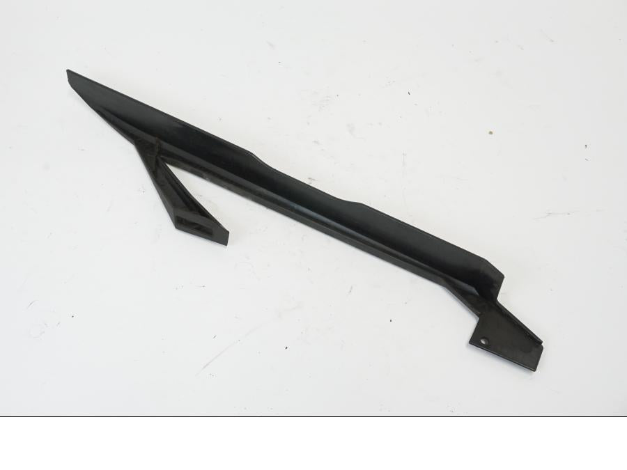 Baksidan på Kedjeskydd från en KTM 690 Duke -2016 motorcykel.