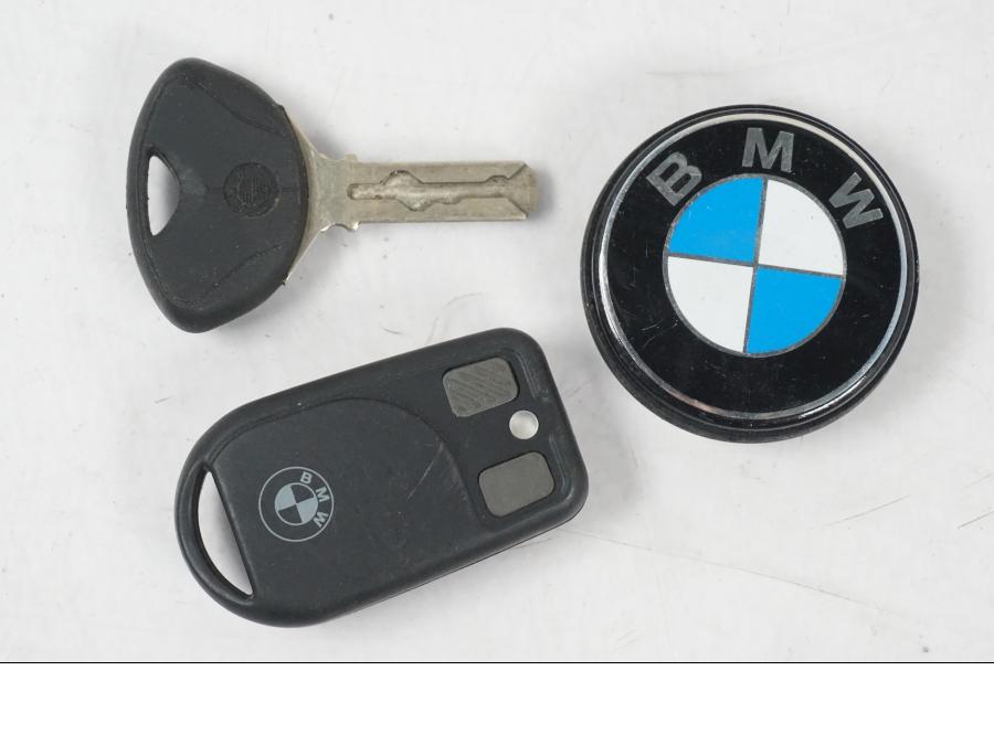 Baksidan på <p>Låssats från BMW R 1200 RT 2013.</p>

<p>Tändningslås (endast mekanismen), tanklock, sadellås, larmdosa, 1st nyckel och 1st dosa.</p> motorcykel.