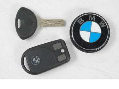 Baksidan på <p>Låssats från BMW R 1200 RT 2013.</p>

<p>Tändningslås (endast mekanismen), tanklock, sadellås, larmdosa, 1st nyckel och 1st dosa.</p> motorcykel.