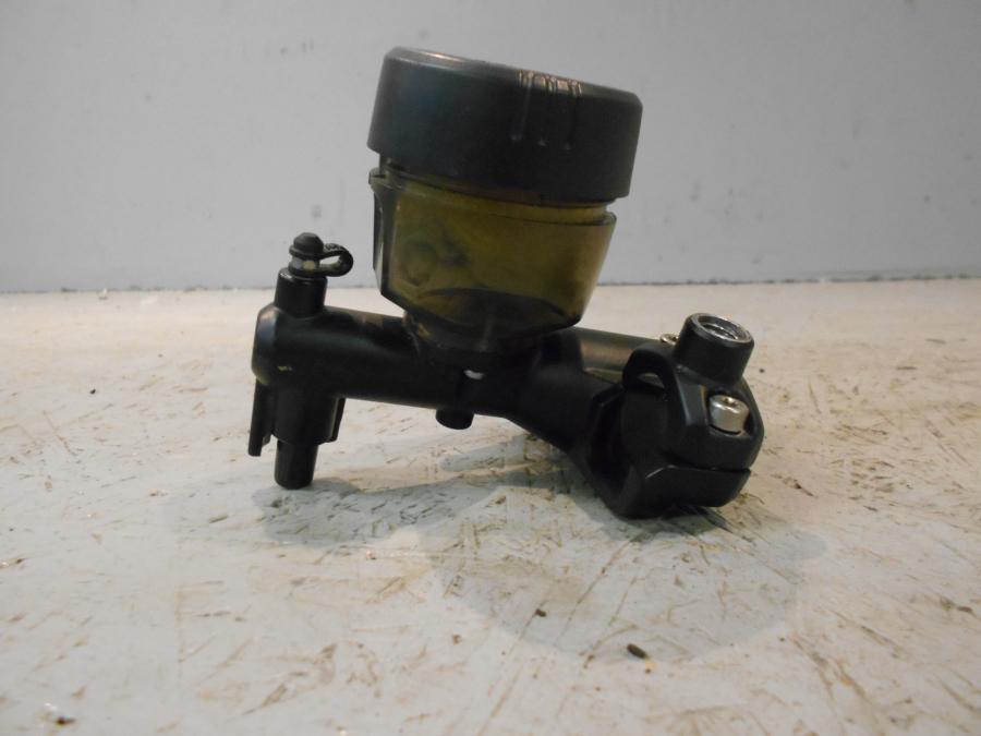 Baksidan på Bromshuvudcylinder från en BMW K 1300 R -2009 motorcykel.