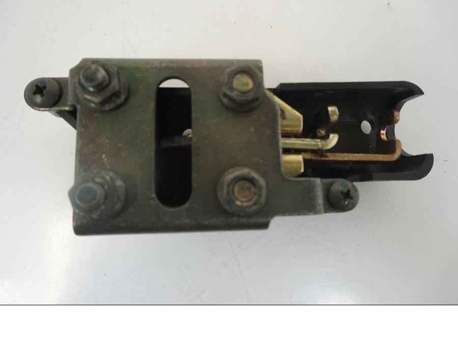 Snett nerifrån på Sadellåsmekanism från en Yamaha YZF 1000 R1 -2002 motorcykel.