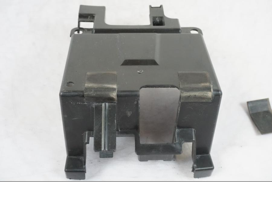 Vänster sida på Batterihållare från en Suzuki GSX-S 1000 -2017 motorcykel.