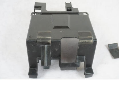 Vänster sida på Batterihållare från en Suzuki GSX-S 1000 -2017 motorcykel.