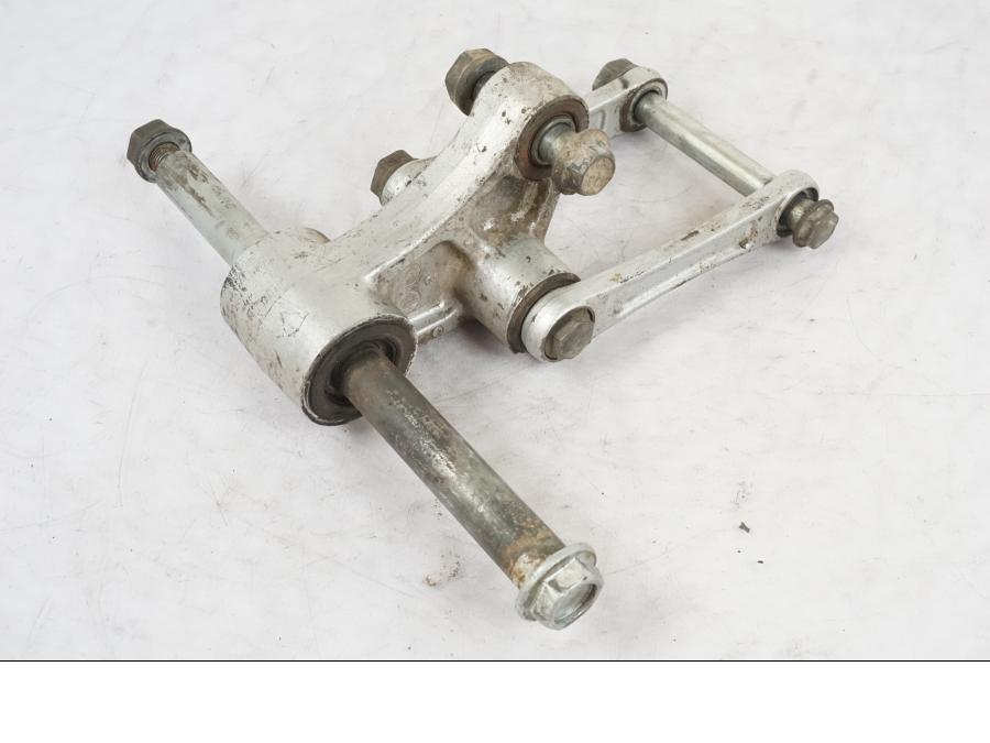 Framsidan på Stötdämparlänkage från en Kawasaki KL 650A -1987 motorcykel.