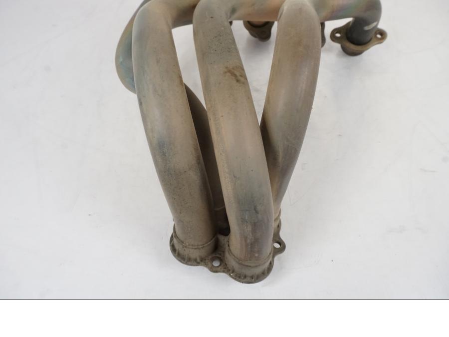 Snett nerifrån på Grenrör från en Honda CBR 900 RR -2003 motorcykel.