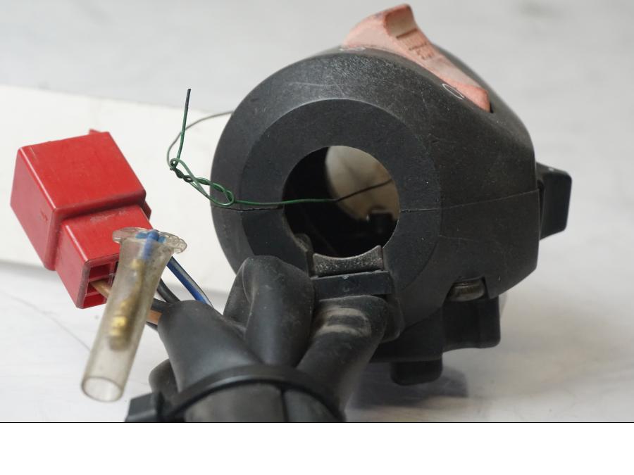 Snett nerifrån på Styrelreglage från en Honda CB 750 SF -1999 motorcykel.