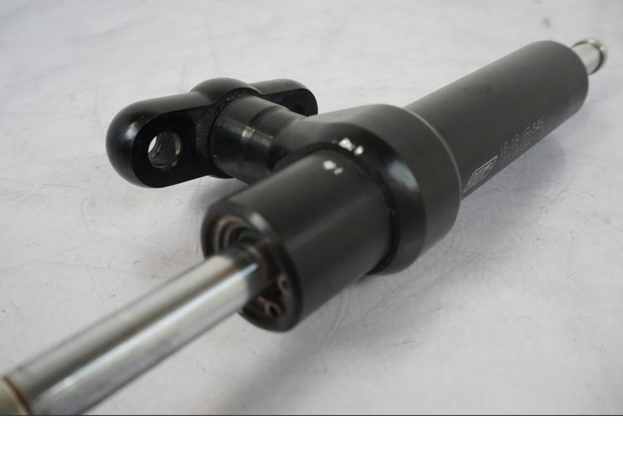 Snett uppifrån på Styrdämpare från en KTM 790 Duke -2019 motorcykel.