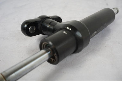 Snett uppifrån på Styrdämpare från en KTM 790 Duke -2019 motorcykel.