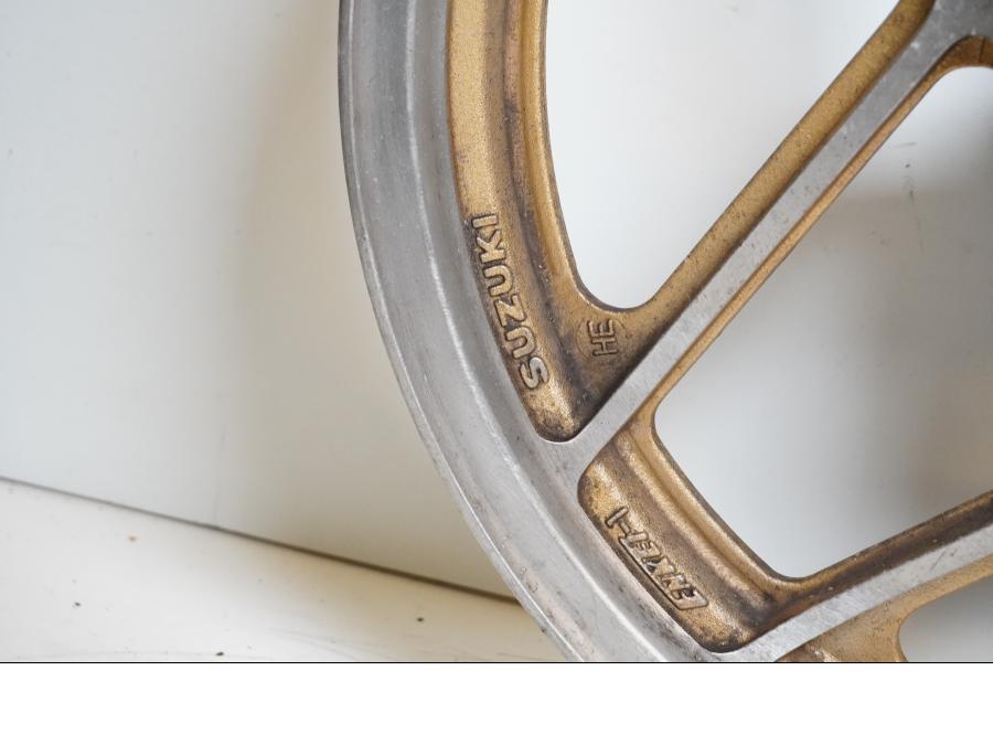 Extrabild1 på Fälg från en Suzuki GSX 1100 EF -1984 motorcykel.