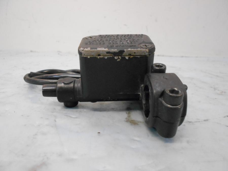 Framsidan på Bromshuvudcylinder från en Yamaha YZF-R 125 -2012 motorcykel.