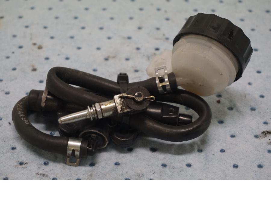 Framsidan på Bromshuvudcylinder från en KTM 125 Duke -2017 motorcykel.