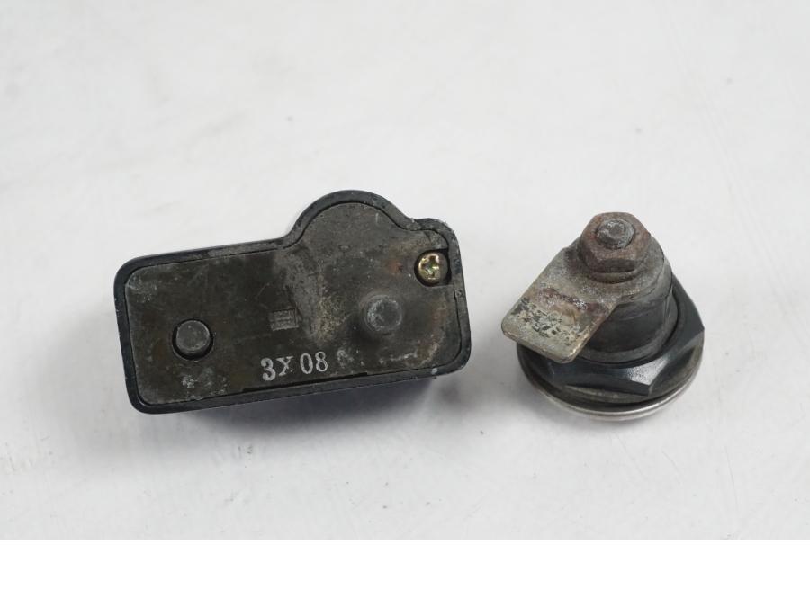 Vänster sida på <p>Låssats från Suzuki VL 800 2004.</p>

<p>Tändningslås, tanklock, hjälmlås, lucklås och 2st nycklar.</p> motorcykel.