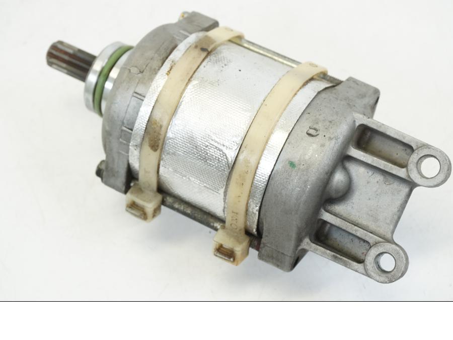 Snett nerifrån på Startmotor från en Ducati Streetfighter V4 -2020 motorcykel.