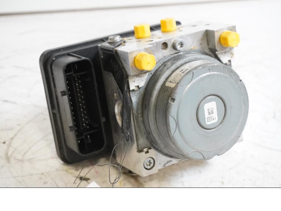 Framsidan på ABS Modulator från en BMW S 1000 R -2015 motorcykel.