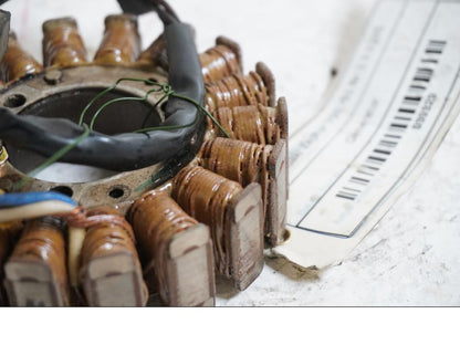 Baksidan på Generator från en Kawasaki Zephyr 750 -1991 motorcykel.