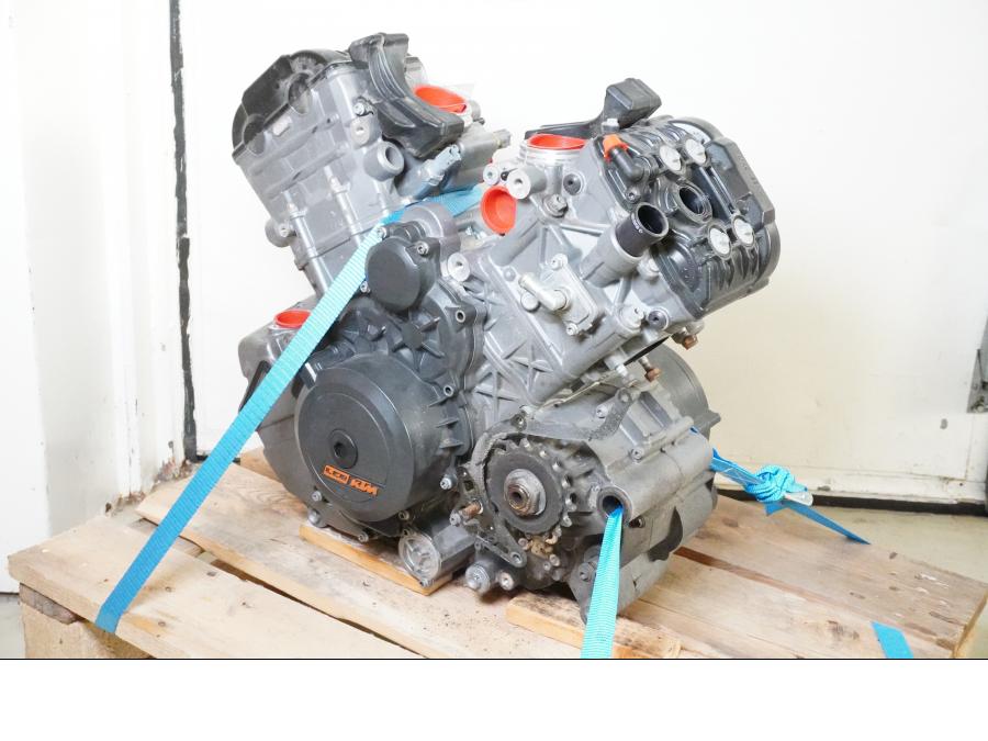 Höger sida på Motor från en KTM 1290 Super Adventure R -2018 motorcykel.