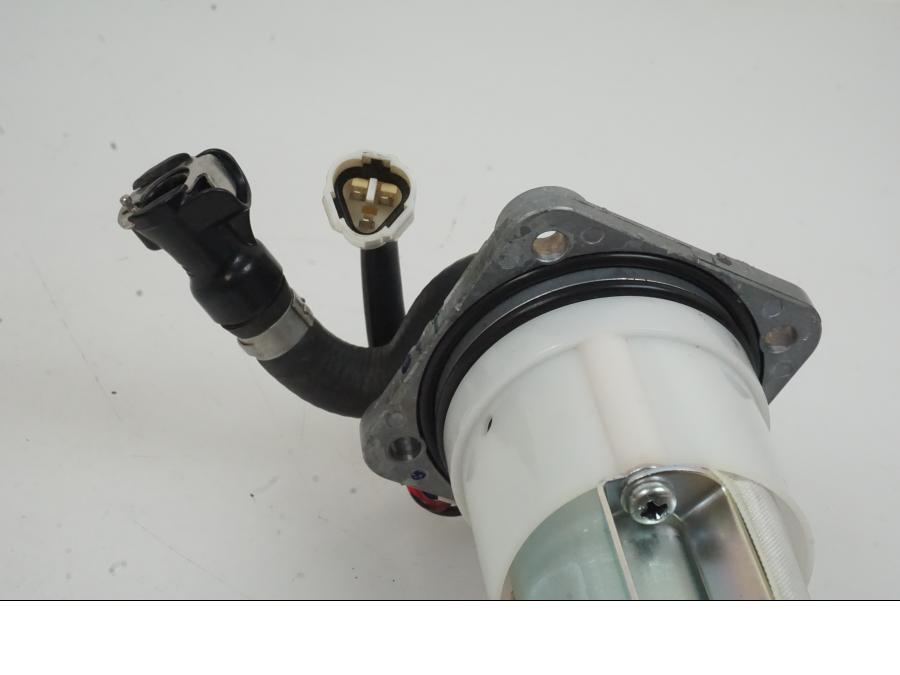 Snett nerifrån på Bensinpump insprut från en KTM 1290 Super Duke -2019 motorcykel.