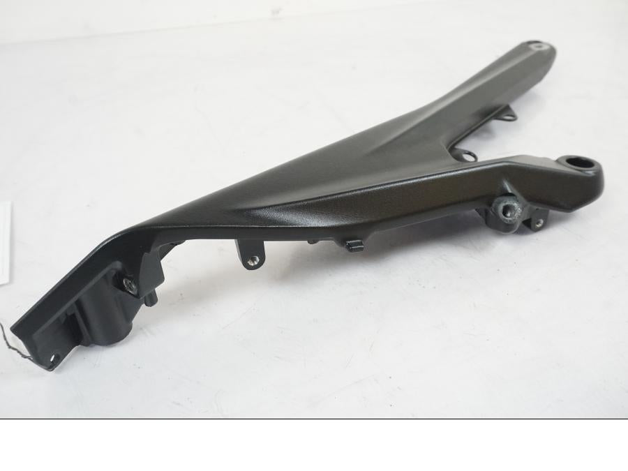 Baksidan på Bakram från en KTM 1290 Super Duke R EVO -2023 motorcykel.