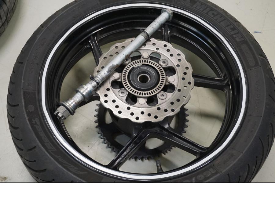 Vänster sida på Hjulpaket från en Kawasaki ER-6N -2009 motorcykel.