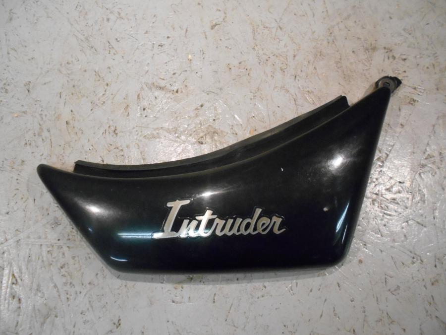 Framsidan på Sidopanel från en Suzuki VS 750 Intruder -1986 motorcykel.