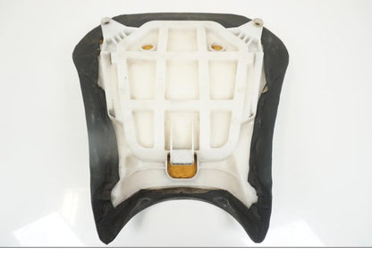 Snett nerifrån på Sadel från en Yamaha YZF 1000 R1 -2002 motorcykel.