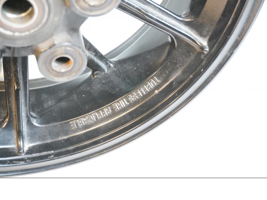 Höger sida på Fälg från en Ducati Scrambler 800 -2016 motorcykel.