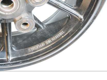 Höger sida på Fälg från en Ducati Scrambler 800 -2016 motorcykel.