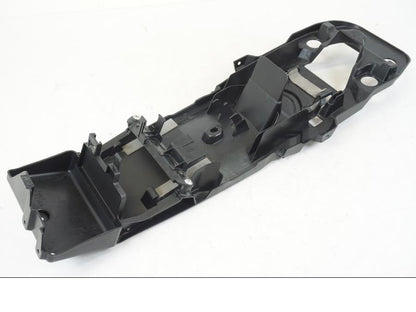 Framsidan på Batterikåpa från en Suzuki GSX-R 750 -2008 motorcykel.