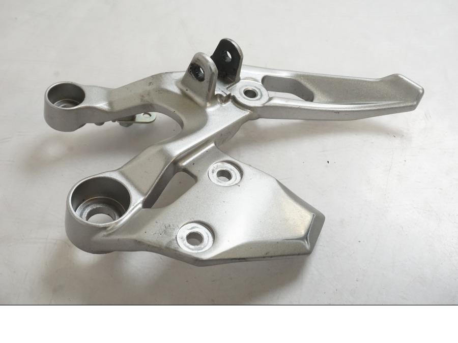 Snett uppifrån på Fotpinnefäste från en Yamaha MT-09 -2019 motorcykel.