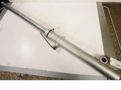 Framsidan på Gaffelben från en Suzuki DR 650 -1991 motorcykel.