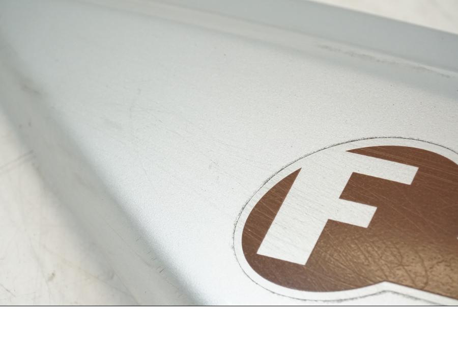 Vänster sida på Bakvinge från en BMW F 650 CS -2003 motorcykel.