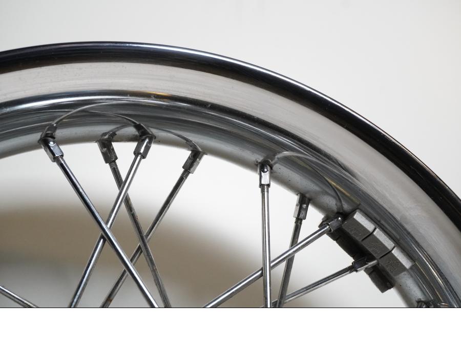 Snett uppifrån på Fälg från en H-D Touring Road King FLHRC -2016 motorcykel.