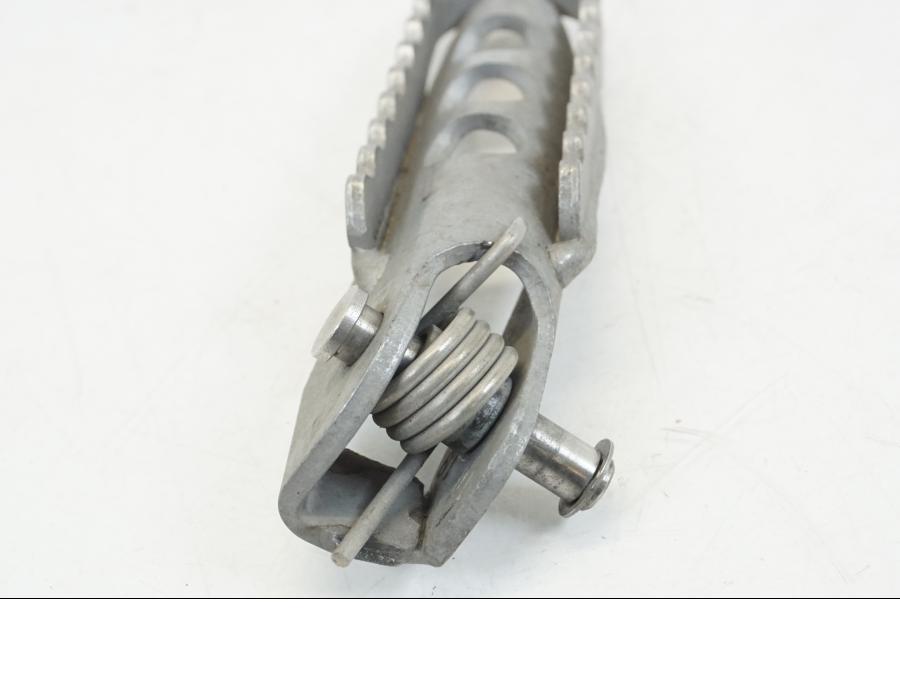 Vänster sida på Fotpinne från en BMW R 1250 GS -2019 motorcykel.